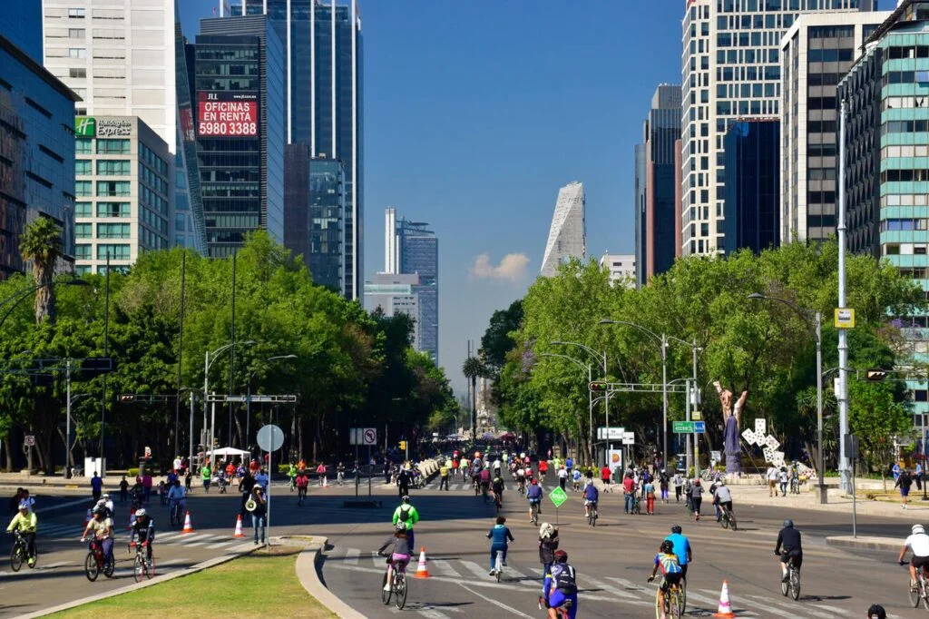 Ciclistas disfrutando una avenida cerrada al tránsito vehicular durante un paseo dominical, uno de los tipos de ciclovías más utilizados para convivir en familia.