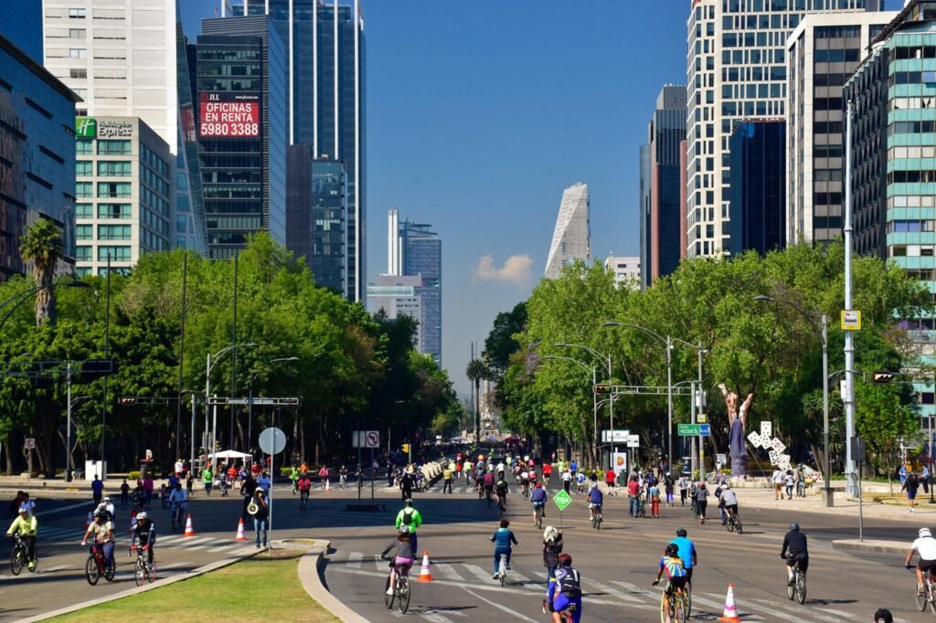 Ciclistas disfrutando una avenida cerrada al tránsito vehicular durante un paseo dominical, uno de los tipos de ciclovías más utilizados para convivir en familia.