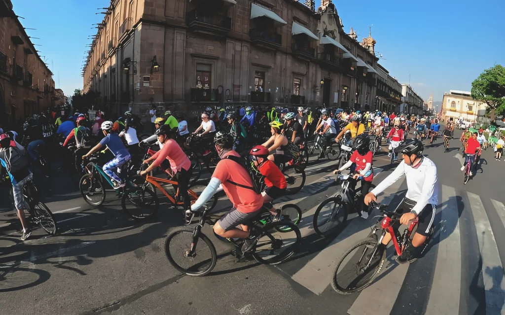 Paseo dominical en Morelia, Michoacán, parte de los domingos de bici donde familias y ciclistas recorren la ciudad en un ambiente comunitario.