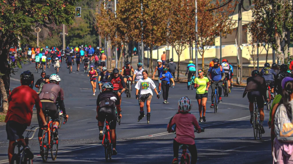 Domingos de bici en Santiago de Chile durante la Ciclorecreovía, un paseo dominical donde miles de personas disfrutan calles libres de autos.