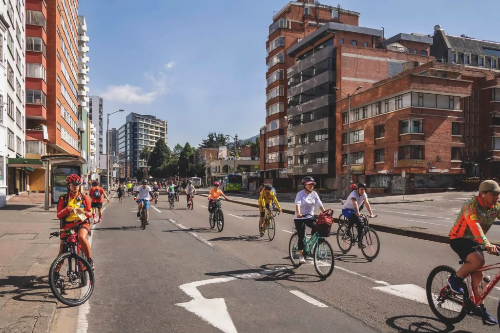 Paseo dominical en Bogotá, origen de los domingos de bici en Latinoamérica, con ciclistas recorriendo más de 120 km de calles cerradas al tráfico.
