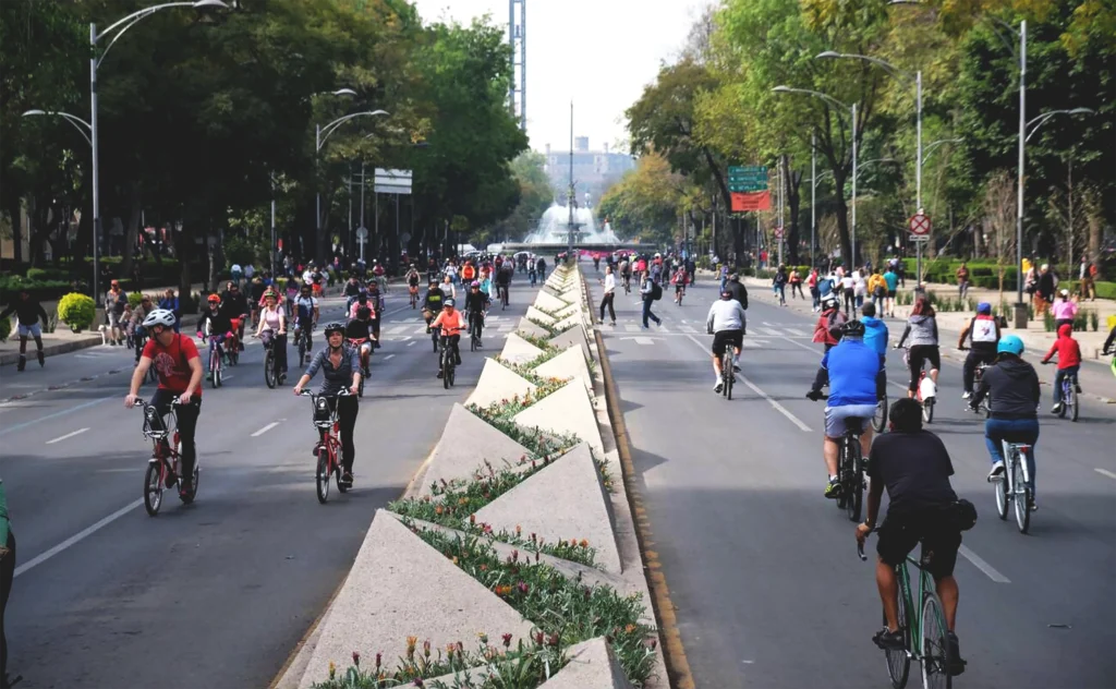 Domingos de bici en la Ciudad de México, paseo dominical del programa Muévete en Bici que recorre Paseo de la Reforma y zonas emblemáticas.