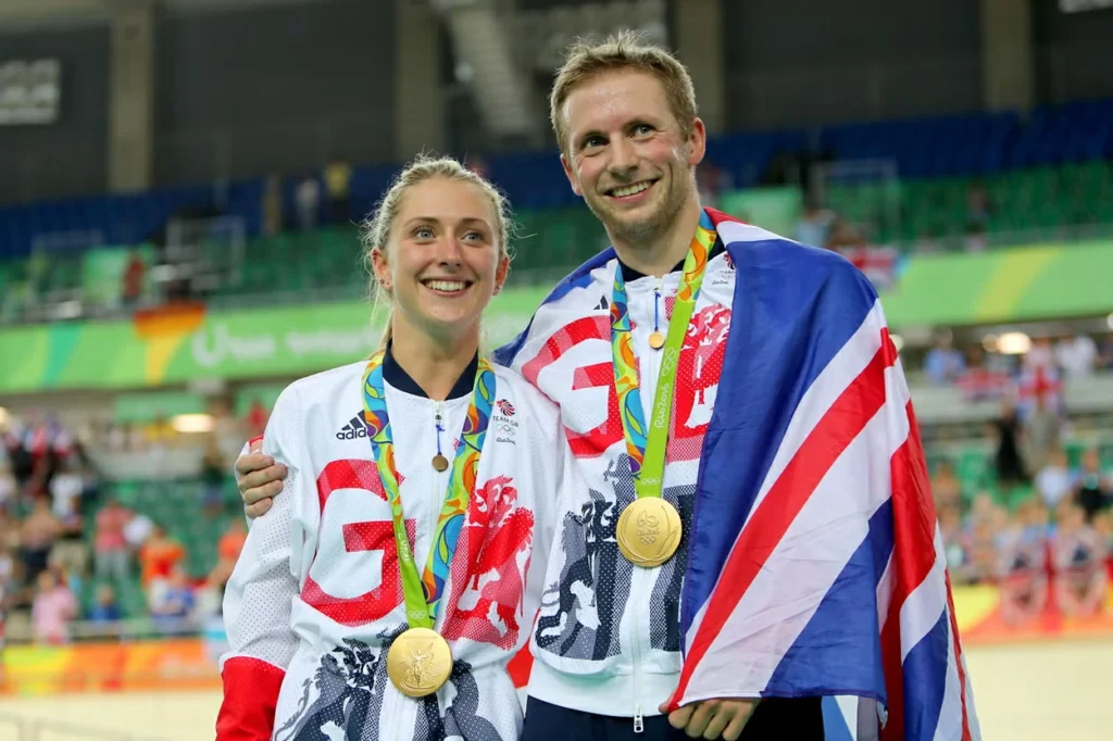 Jason Kenny y Laura Kenny celebrando títulos en ciclismo olímpico 