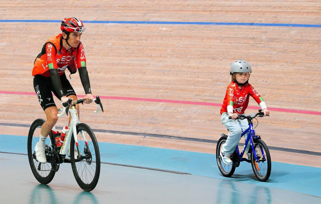 Ciclismo de pista con diferentes generaciones compartiendo el velódromo