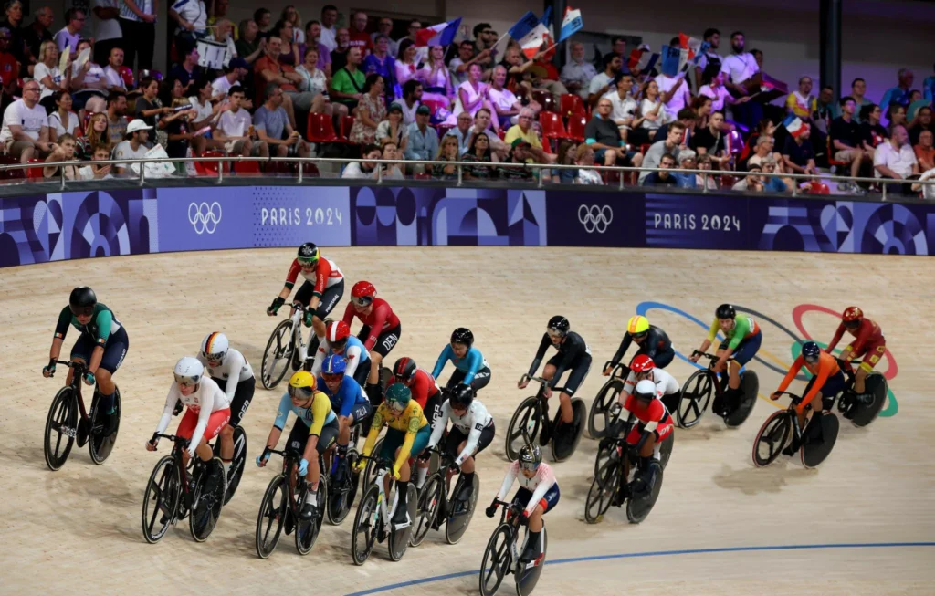 Competencia de ciclismo con varios ciclistas en París 2024.