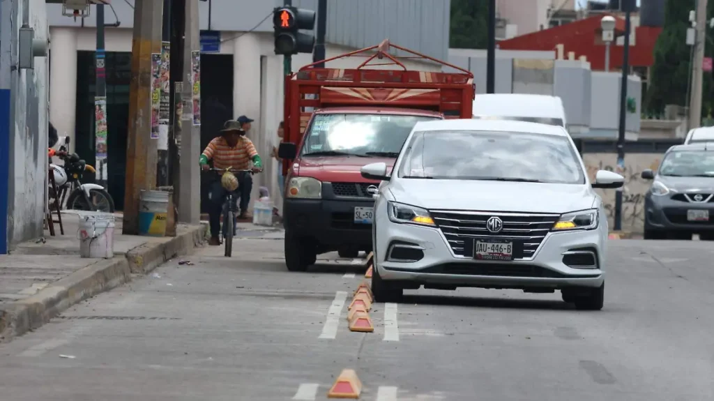 Vehículo particular invade ciclovía en Puebla, situación que podría generar sanción económica elevada según el reglamento de tránsito.