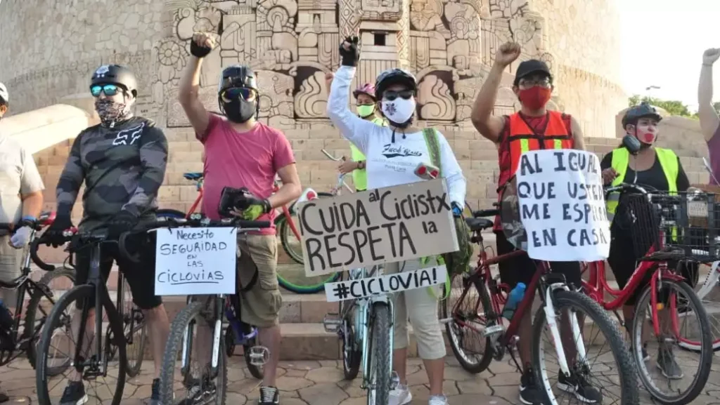 Grupo de personas en bicicleta sosteniendo carteles que piden respeto y seguridad para quienes se mueven en bici en Yucatán.