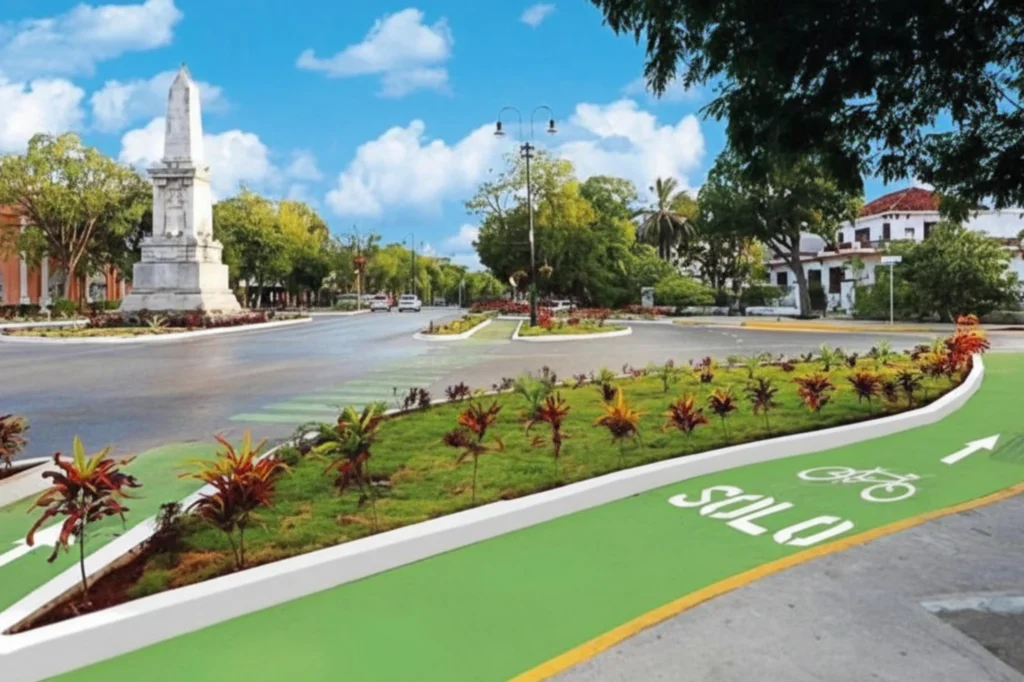 Vista urbana de una ruta ciclista en Mérida, con pavimento verde y jardineras, ubicada en una avenida emblemática del centro de la ciudad.