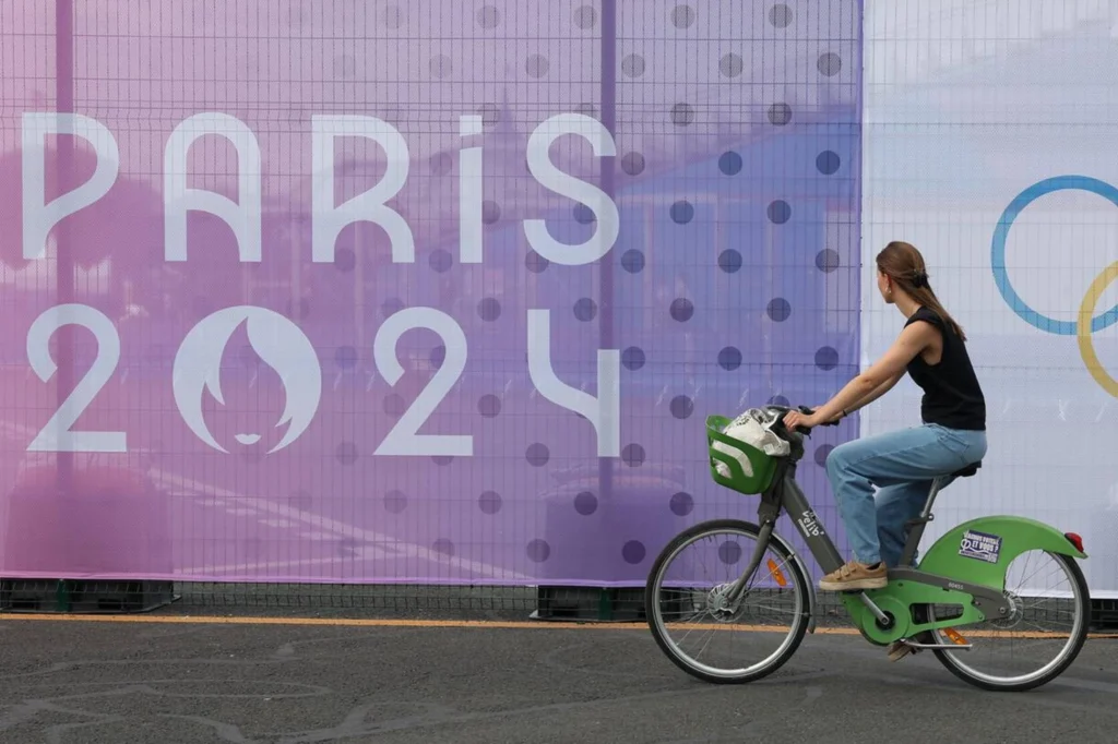 Movilidad ciclista en París 2024 durante los Juegos Olímpicos, símbolo del cambio urbano sostenible.