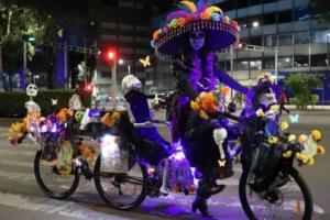 Paseo Nocturno Día de Muertos 2025 fecha y hora Ruta Paseo Nocturno Día de Muertos CDMX Concurso de disfraces Paseo Nocturno 2025 Préstamo de bicicletas Paseo Nocturno Metro CDMX bicicletas Paseo Nocturno Calles cerradas Paseo Nocturno Día de Muertos Afluencia o Asistencia Paseo Nocturno 2025