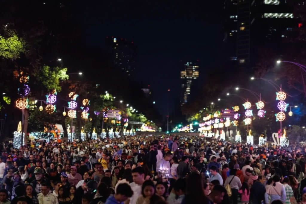 Vista panorámica del Paseo nocturno Día de Muertos en Ciudad de México, con miles de asistentes disfrutando las luces, música y ambiente cultural sobre Reforma