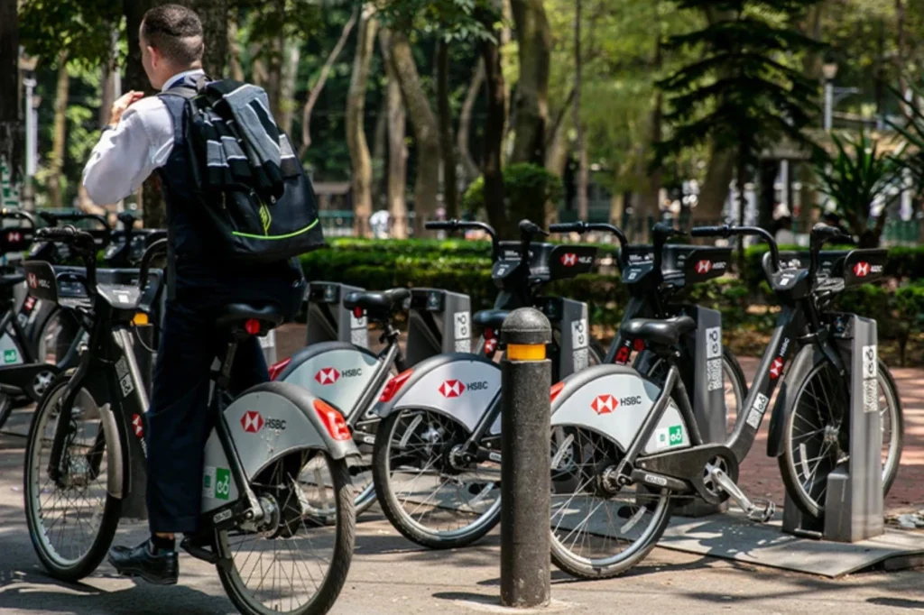 Sistema Ecobici y movilidad sustentable en la Ciudad de México, con bicicletas compartidas y bolardos protectores.