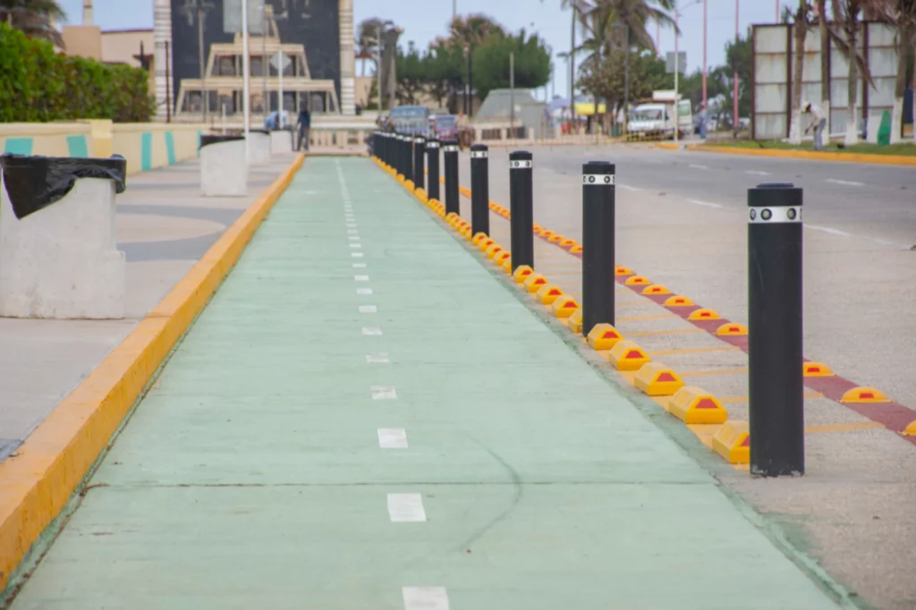 Ciclovía Coatzacoalcos con bolardos solares y delimitadores amarillos instalados en el malecón.