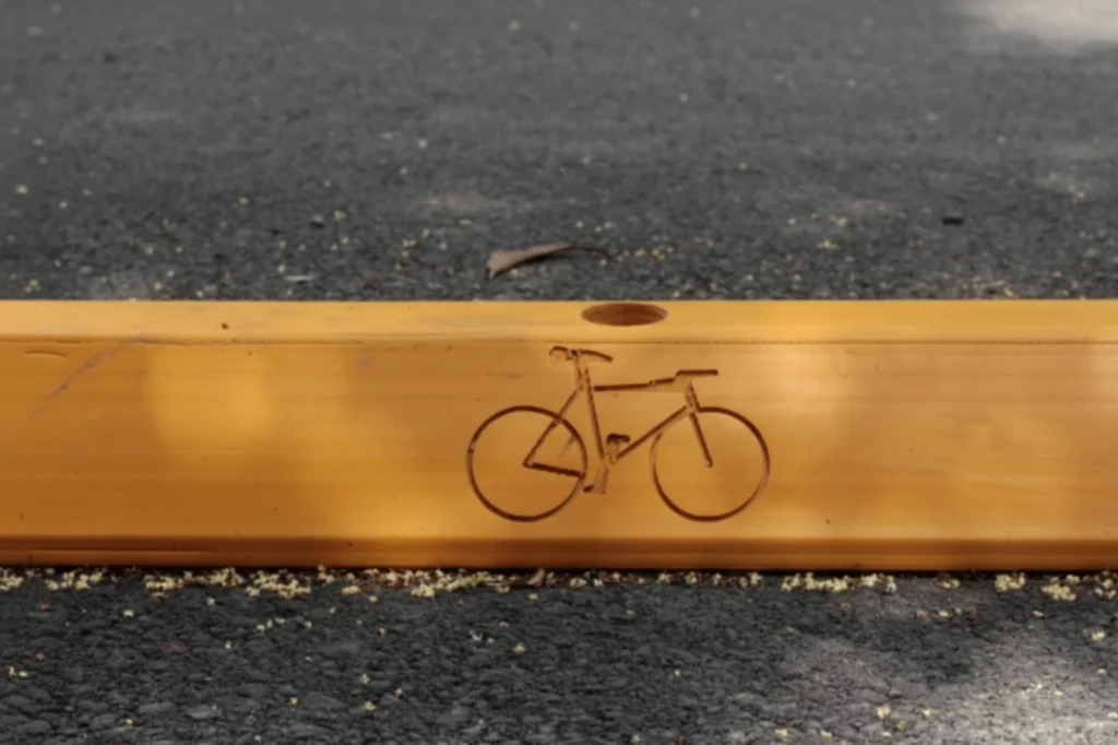 Canalizador vial con grabado de bicicleta en una Ciclovía en Puebla, diseñado para delimitar zonas seguras para ciclistas.