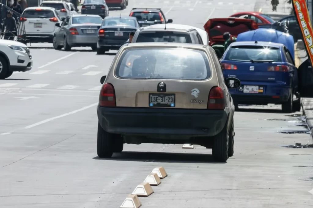 Vehículos invadiendo un carril ciclista en Puebla, ejemplo de infracción sancionada por las nuevas multas municipales.