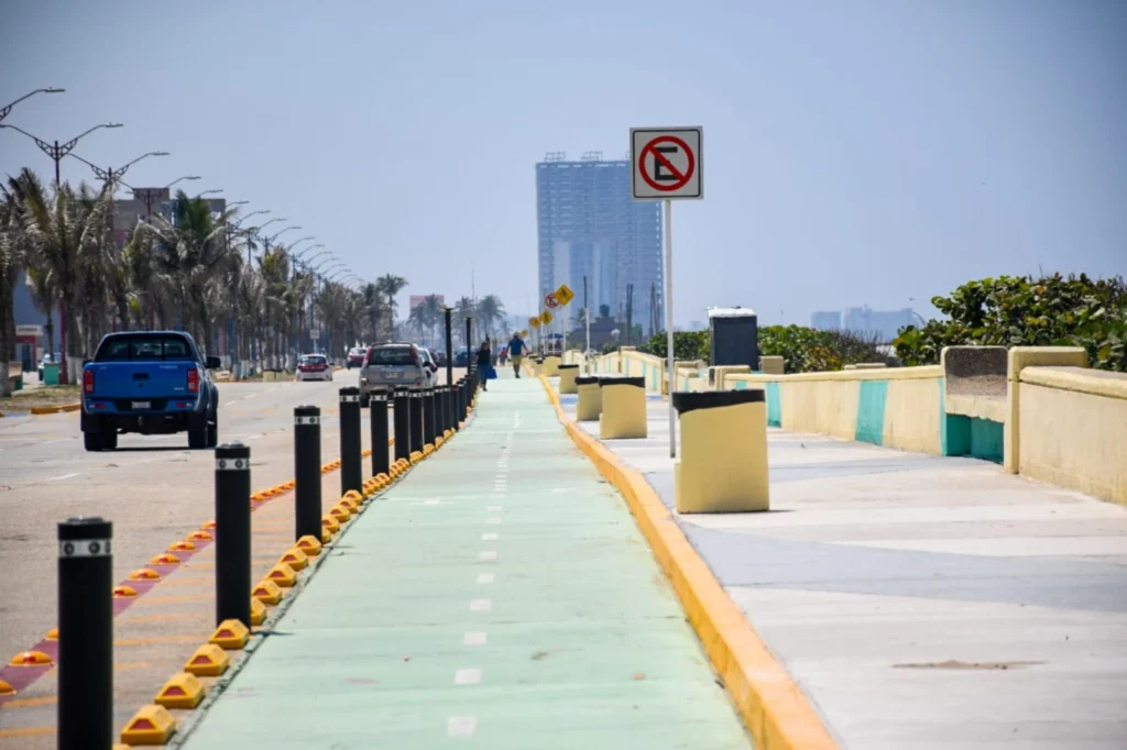 Ruta ciclista del malecón de Coatzacoalcos delimitada con bolardos y señalamiento vial.