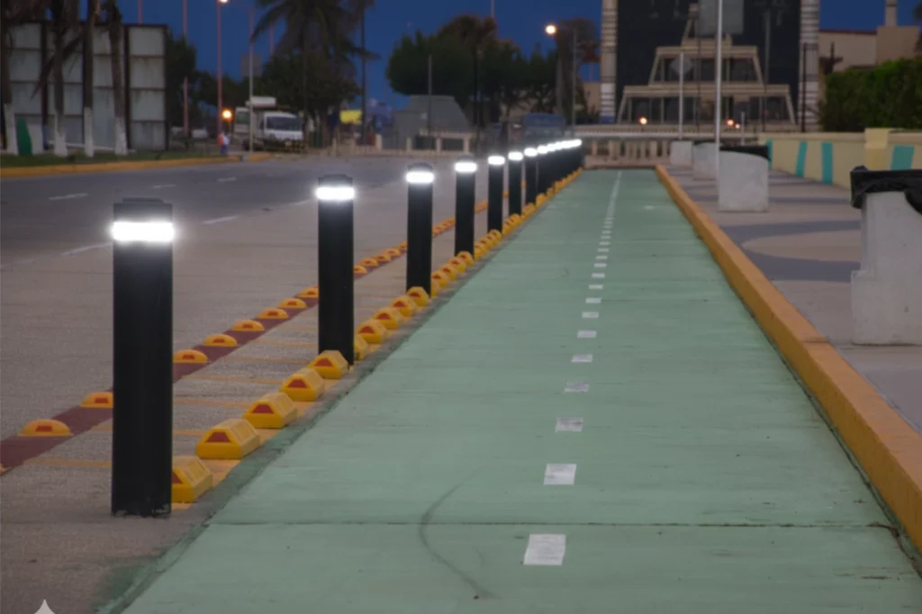 Corredor ciclista costero iluminado por bolardos solares durante la noche en Veracruz.