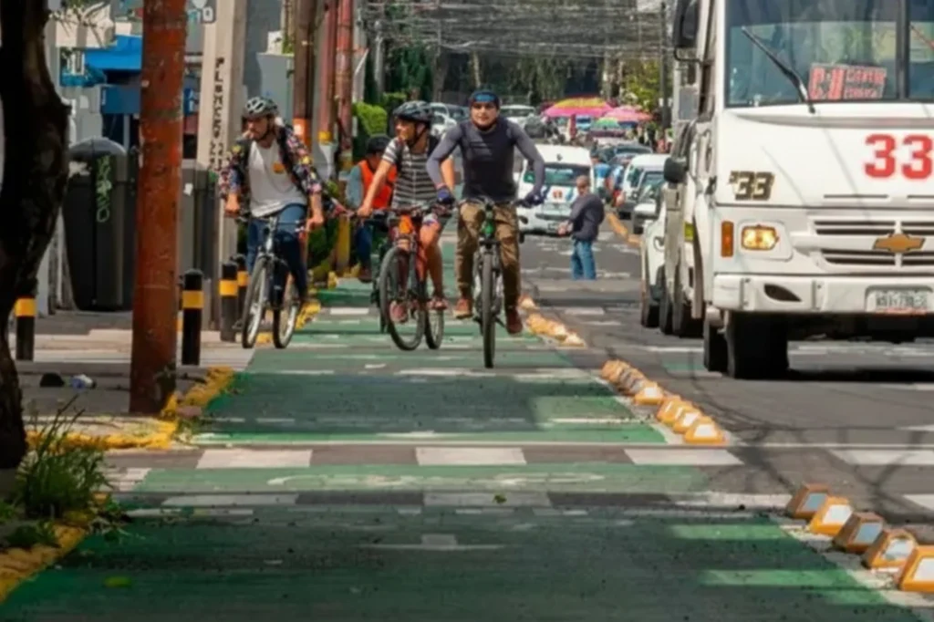 Personas usando la ciclovía en la ciudad de Puebla para desplazarse de forma sustentable y segura.
