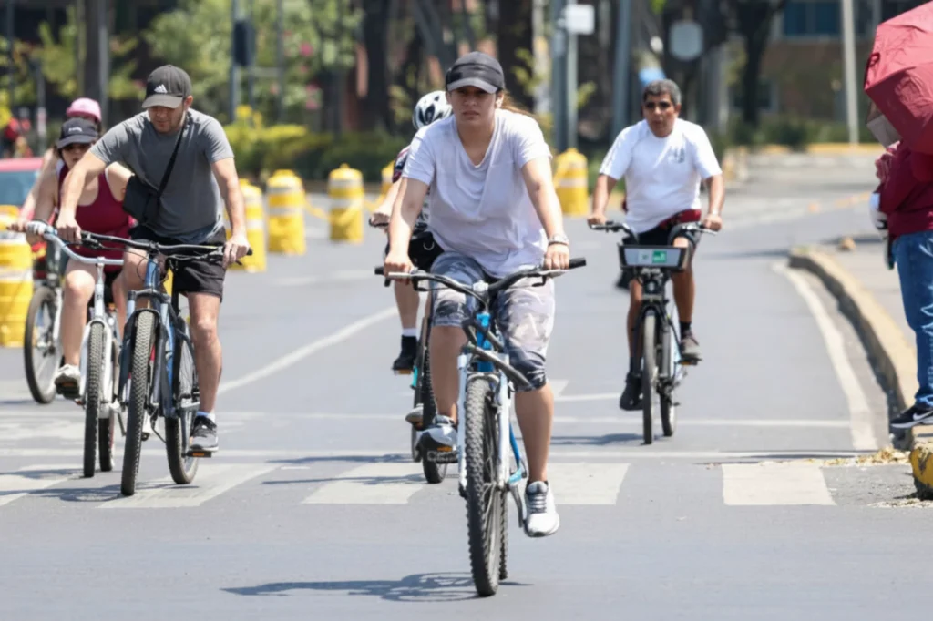 Personas utilizando nuevas ciclovías en CDMX que conectan barrios y promueven una movilidad más sustentable.