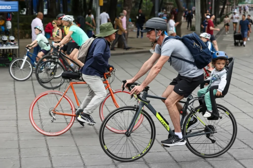 Familias disfrutando del paseo dominical Muévete en Bici, promoviendo la movilidad ciclista y el uso de rutas urbanas seguras.