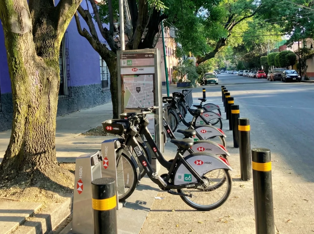 Estación del sistema Ecobici en la Ciudad de México integrada a ciclovías segregadas y a la movilidad urbana diaria.
