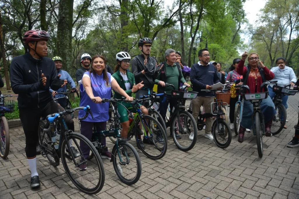 Clara Brugada reunida con ciclistas y vecinos durante el anuncio sobre la construcción de ciclovías en Acoxpa y División del Norte.