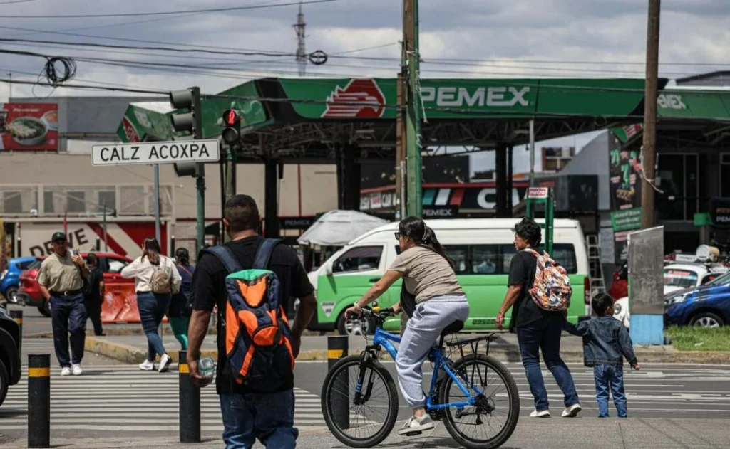 Cruce en Calzada de Acoxpa con ciclista y peatones participando en pruebas previas para mejorar rutas urbanas para bicicleta