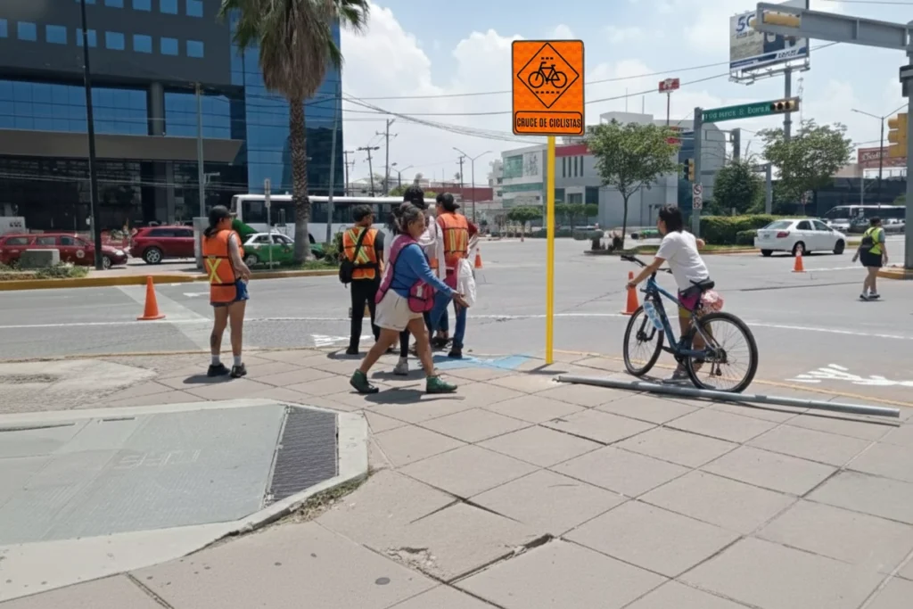 Señales para ciclistas en cruce vial que advierten el paso de bicicletas en zona urbana.