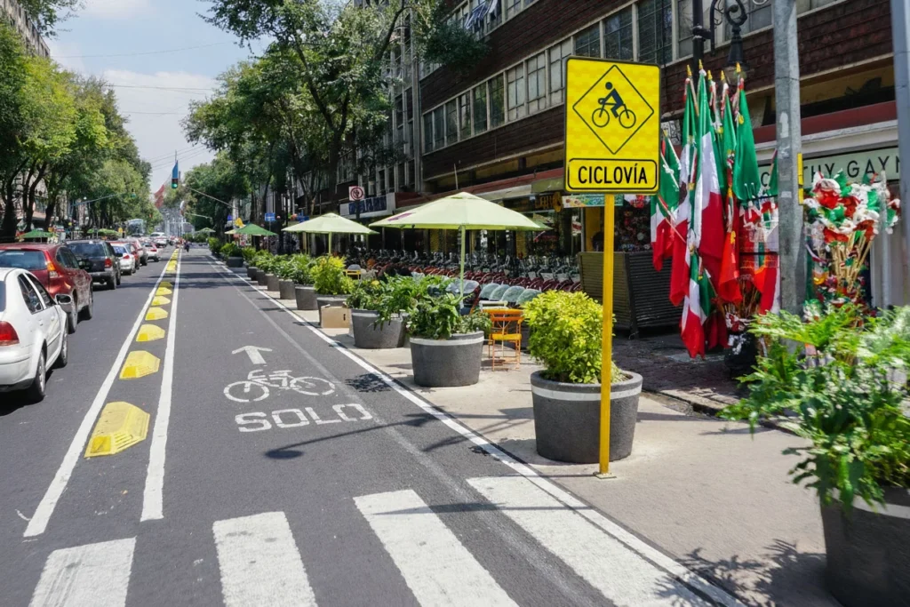 Señales para ciclistas que indican un carril exclusivo para bicicletas en una avenida.